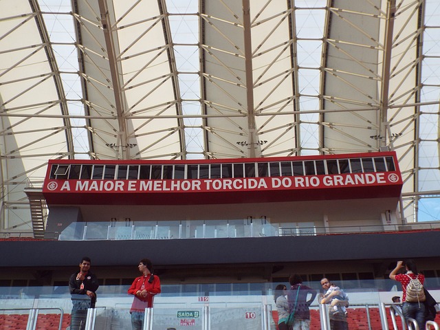 气得双手握拳！